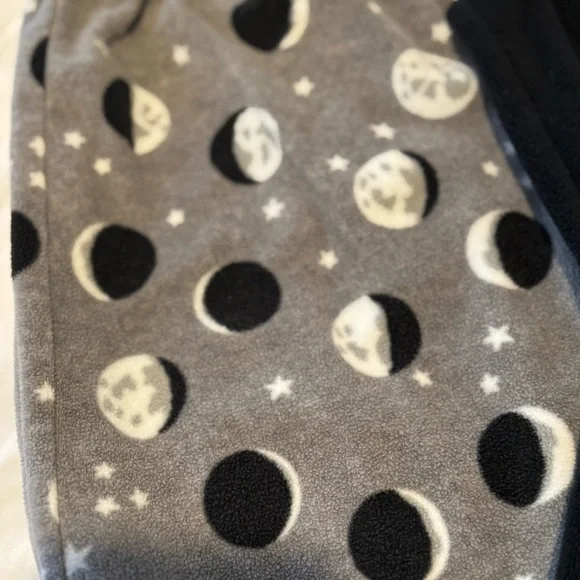🟢 2/$15 Carter’s Fleece Space Pajamas, size 8 - Picture 3 of 5